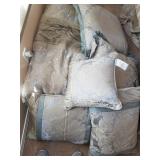 F - KING SIZE BEDCOVER & PILLOWS (Z5)