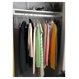 F - MIXED LOT OF WOMEN'S CLOTHING (M100)