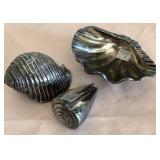 F - TWO'S COMPANY DECORATIVE SHELLS (A84)