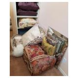 F - KING SIZE BEDDING & PILLOWS (Z36)