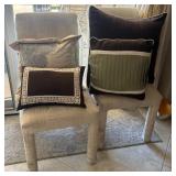F - PAIR OF MATCHING CHAIRS & ACCENT PILLOWS (L52)