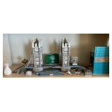 F - DICKENS' VILLAGE SERIES LONDON TOWER BRIDGE