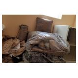 F - KING BED SIZE BEDDING & PILLOWS (Z35)