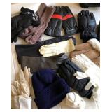 F - MIXED LOT OF GLOVES (M68)