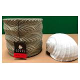 43 - PLANTER POT & CERAMIC DECORATIVE SHELL (S32)
