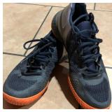 431 - NIKE SHOES SIZE 9.5 (A26)