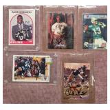 11 - LOT OF COLLECTIBLE SPORTS CARDS (B34)