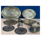 11 - MIXED LOT OF VINTAGE SERVEWARE, TRIVETS (M80)