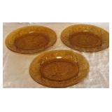 B - THREE PIECES AMBER GLASS PLATES (F31)