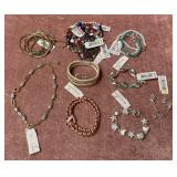 9 - MIXED LOT OF COSTUME JEWELRY (W133)