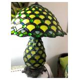 Q - VINTAE STAINED GLASS TABLE LAMP (L19)