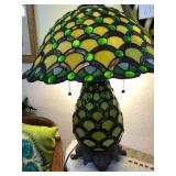 Q - VINTAGE STAINED GLASS TABLE LAMP (L20)