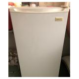Q - MAGIC CHEF MINI REFRIGERATOR (C17)