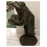 Q - DECORATIVE GARDEN FROG STATUE (L28)