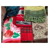 Q - MIXED LOT OF SCARVES (L85)