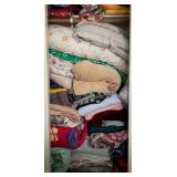 Q - LARGE LOT OF BLANKETS & PILLOWS (D10)