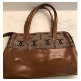 Q - CHANEL LEATHER PURSE (M37)