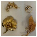 D - LOT OF COSTUME JEWELRY BROOCHES (J6)