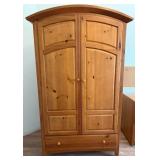 11 - THOMASVILLE IMPRESSIONS ENTERTAINMENT ARMOIRE
