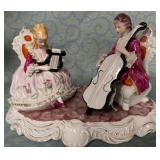 488 - VINTAGE PORCELAIN FIGURINE (D106)