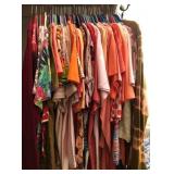 Z - MIXED LOT OF WOMEN'S CLOTHING (M10)