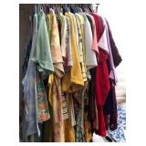 Z - MIXED LOT OF WOMEN'S CLOTHING (M13)