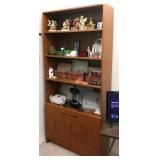 Z - WOODEN DISPLAY/BOOKCASE WITH CONTENTS (P16)