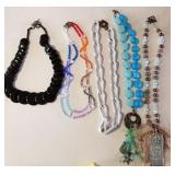 Z - LOT OF COSTUME JEWELRY NECKLACES (J81)