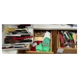 Z - MIXED LOT OF UTENSILS, POT HOLDERS (K20)