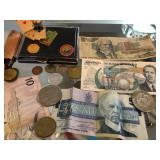 Z - LOT OF COLLECTIBLE COINS & CURRENCY (E147)