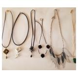 Z - LOT OF SIX COSTUME JEWELRY NECKLACES (J128)