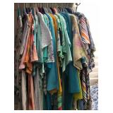 Z - MIXED LOT OF WOMEN'S CLOTHING (M8)