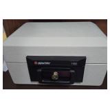 Z - SENTRY LOCKBOX WITH KEY (O29)