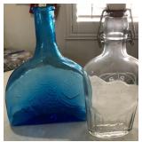 Z - LOT OF TWO VINTAGE GLASS BOTTLES (J229)