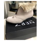 Z - WOMEN'S SPORTO FUR-LINED BOOTS SIZE 5M (M32)