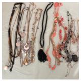 W - MIXED LOT OF COSTUME JEWELRY (L78)