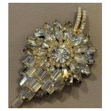 R - COSTUME JEWELRY BROOCH (F44)