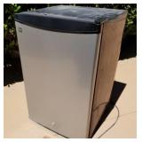 R - GE MINI REFRIGERATOR (Y2)