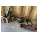 487 - MIXED LOT OF ANTIQUE COLLECTIBLES (G238)