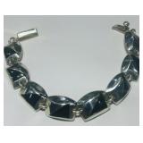 A HEAVY STERLING SILVER ONYX BRACELET 33.3 GRS