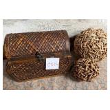 11 - KEEPSAKE BOX & DECORATIVE ORBS (C526)