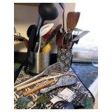 J5 - MIXED LOT OF KITCHEN UTENSILS & HOLDERS (K9)