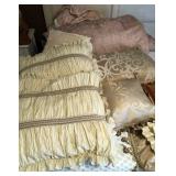 J5 - MIXED LOT OF ACCENT PILLOWS (M47)