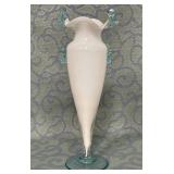 488 - VINTAGE MILK GLASS VASE CIRCA 1910 (M63)