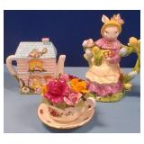 489 - TWO COLLECTIBLE TEAPOTS & ROYAL ALBERT ROSES