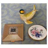 488 - MIXED LOT OF COLLECTIBLES (M64)
