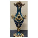 488 - VINTAGE PORCELAIN FIGURINE (J28)