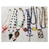 MIXED LOT OF COSTUME NECKLACES (F15)