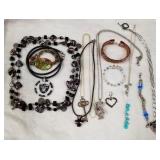MIXED LOT OF COSTUME JEWELRY (F137)