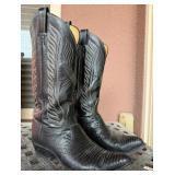 O - PAIR OF TONY LAMA BOOTS SIZE 7.5D (Y47)